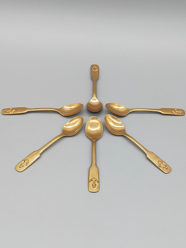 Sechs goldfarbene löffel mit - sechs,