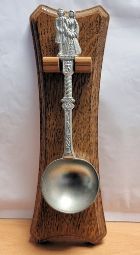 Zinnlöffel auf holzhalterung - zinnlöffel,